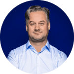 Edward Belgraver met blauwe achtergrond