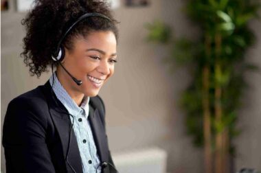 Vrouw met headset lacht - veelgestelde vragen