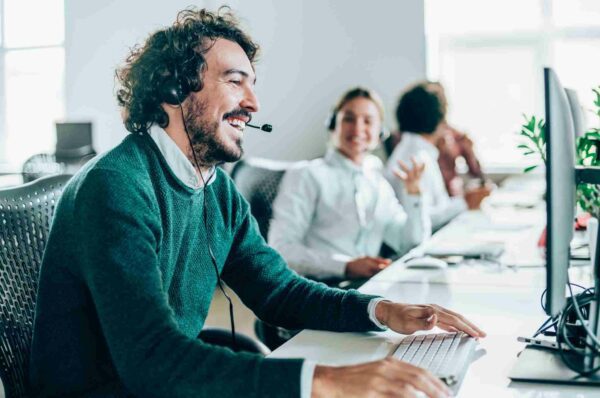 Man met headset lacht - 24/7 ondersteuning